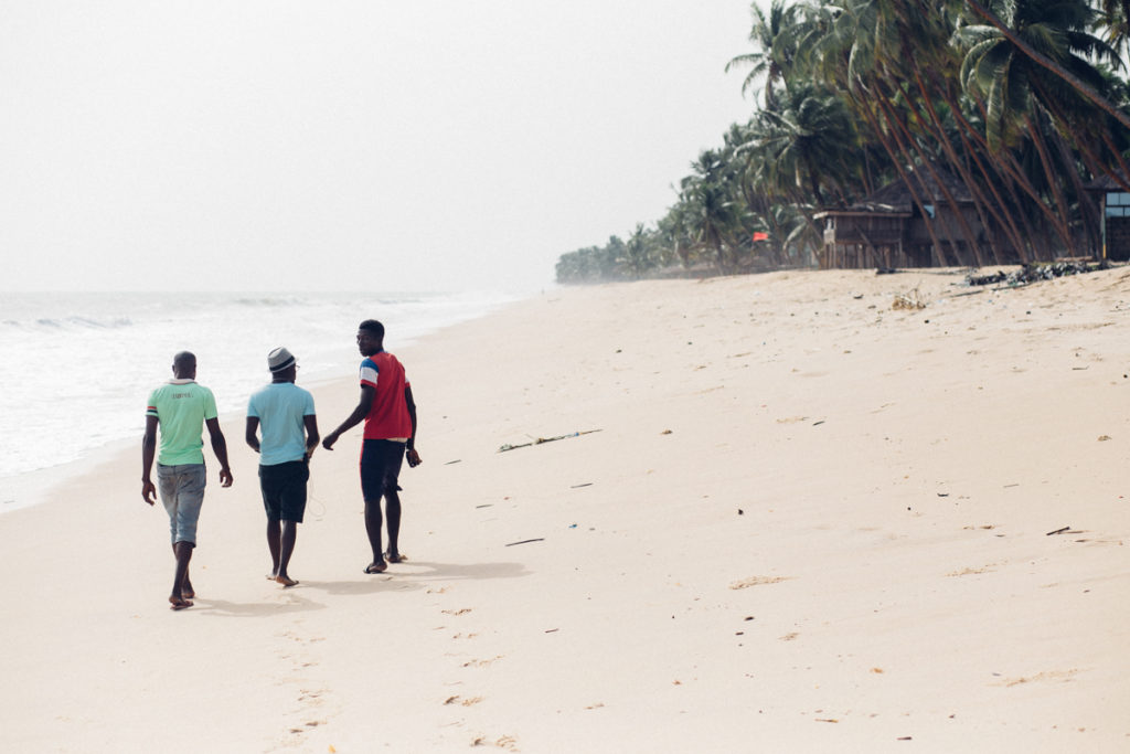 Men walking on the beach, Folu